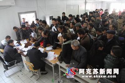 新疆阿克蘇首次發放環保車貼引關注 環保熱情高，服務待優化